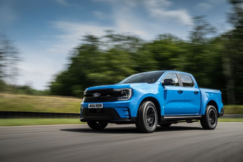 Nové modely Ford Ranger a Tourneo Custom se závodní DNA upoutají pozornost při práci i zábavě
